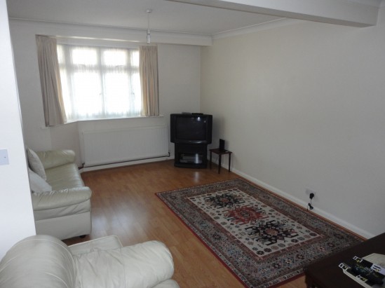 Waye Avenue, Hounslow - Photo 4